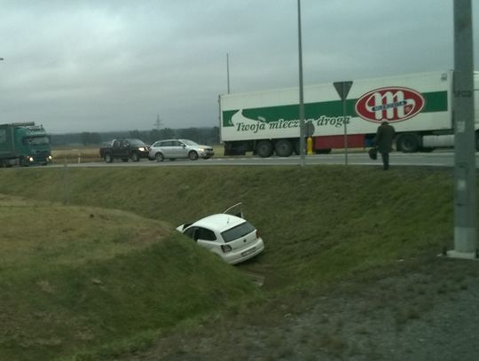 Groźnie przy A1. Po zderzeniu auto wpadło do rowu