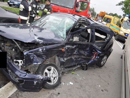 Groźny wypadek- 3 auta rozbite, 4 osoby ranne