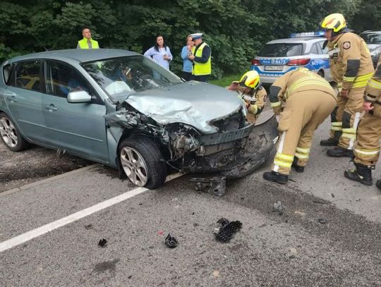 Groźny wypadek na „berlince”. Seat zjechał na przeciwny pas. Chwilę później doszło do zderzenia