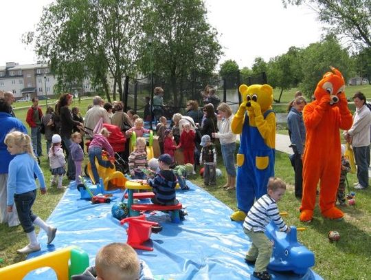 Gry, konkursy i uśmiechnięte twarzyczki. Strażacka drabina największą atrakcją