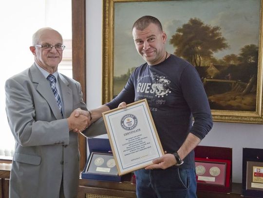 Guinness obok canoe w Centrum Konserwacji Wraków Statków w Tczewie