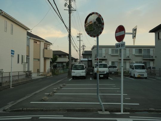 Gwarancja bezpieczeństwa na drodze i parkingu – jak graniczniki parkingowe i lustra sklepowe i drogowe poprawiają organizację ruchu?
