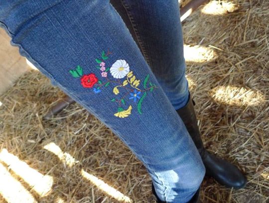 Haft na budynkach i... sukienkach