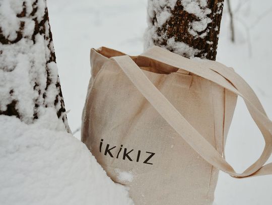 Hafty i nadruki w marketingu – od odzieży zespołu po torby promocyjne