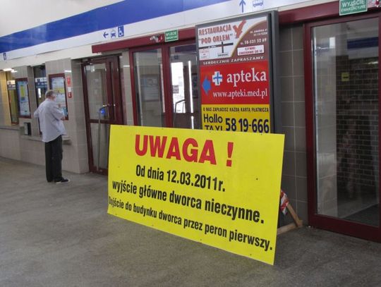 Handlowcy liczą straty. Zamknięte wejście na dworzec PKP daje się we znaki nie tylko pasażerom...