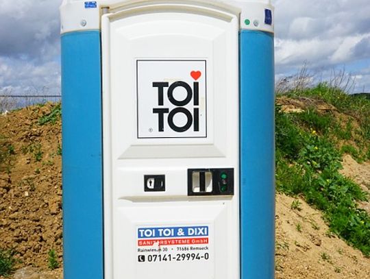 Hit! Ukradli toi toi, ciągnęli go za autem kilka kilometrów