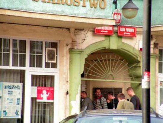 Horror przed urzędem - rządzą "stacze" kolejkowi?