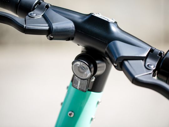 Hulajnogi: uwaga na nieuczciwych operatorów