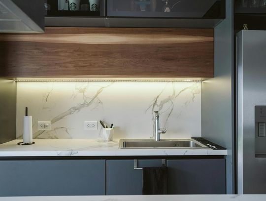 Idealny zlewozmywak: z konglomeratu czy stali