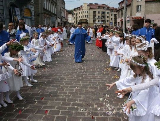 Idźcie za Jezusem. Udział w procesji jest publicznym wyznaniem wiary