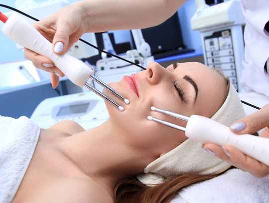 Igłą, prądem, dźwiękiem? O tych technikach pielęgnacji skóry nie słyszałaś [art. spons.]