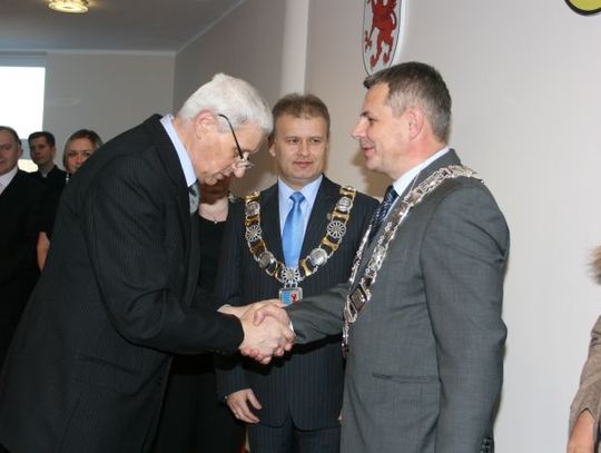 Insygnia władzy lokalnej. Sposób na podniesienie prestiżu?