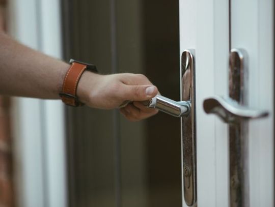 Inteligentny zamek do drzwi - dlaczego staje się coraz bardziej popularny?