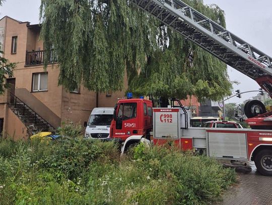 Intensywny deszcz zalał dach budynku i mieszkania. Ewakuowano sześć osób
