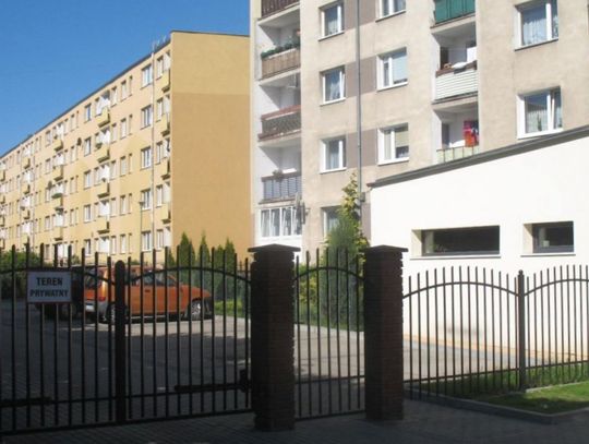 Interwencja mieszkańców. Utrudniony dojazd ratowników do budynku mieszkalnego?