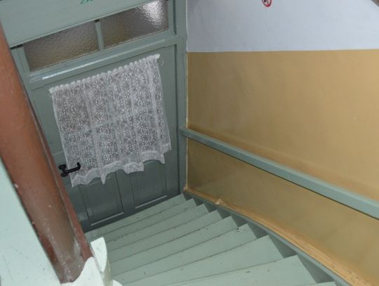 Inwalida mieszka na poddaszu, na 10 metrach kw. Szansa na zamianę? Nie ma