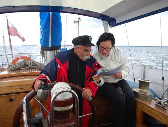 Jacht „Barlovento II” płynie w stronę jeziora Ładoga