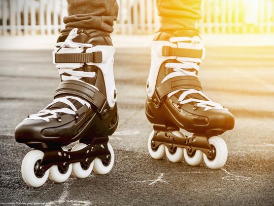 Jadąc na rolkach, którą stroną drogi mam się poruszać?