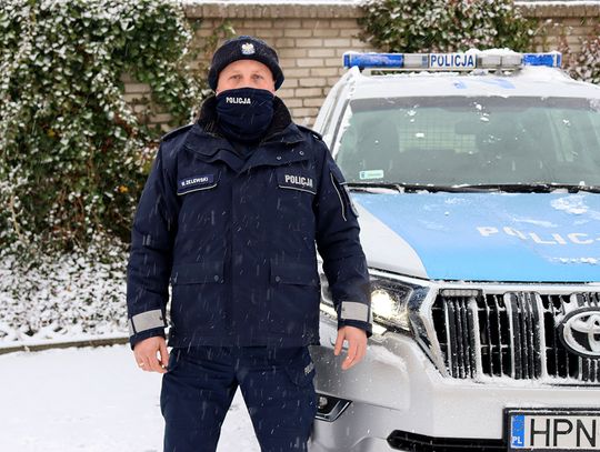 Jadąc na służbę udzielił pomocy poszkodowanej