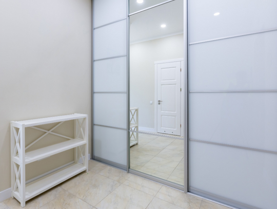 Jak dobrać szafę z lustrem do wnętrza?