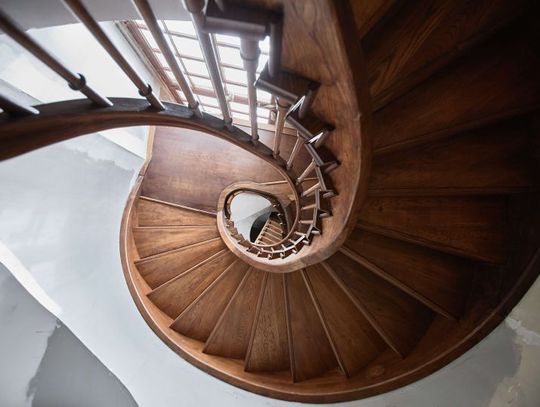 Jak odnowić drewniane schody w Twoim domu? Woodex doradza, jak to zrobić profesjonalnie.