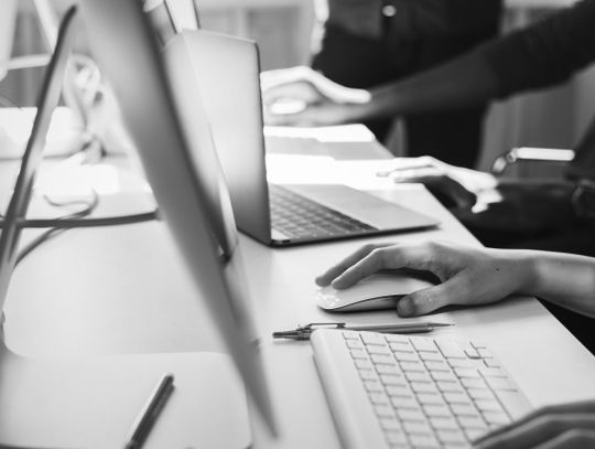 Jak rozwijać umiejętności i utrzymywać wiedzę pracując w kadrach i księgowości?