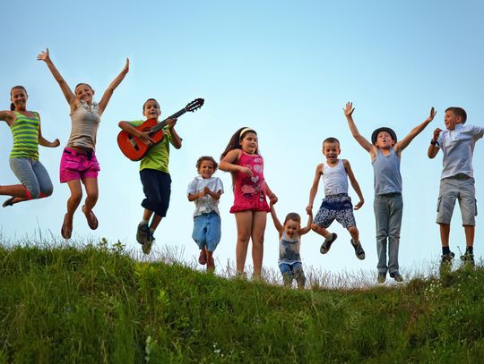 Jak wybrać kolonie dla dzieci. Krótki poradnik dla rodziców