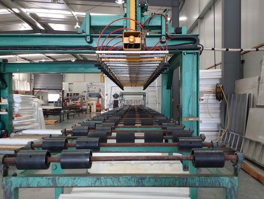 Jak wygląda montaż maszyn przemysłowych i co warto o tym wiedzieć?