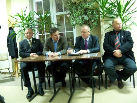 Jak zagospodarować posła Kulasa z Platformy? Urlopik, pasowanie synka i zabieganie "struktur" o jakąś robotę 