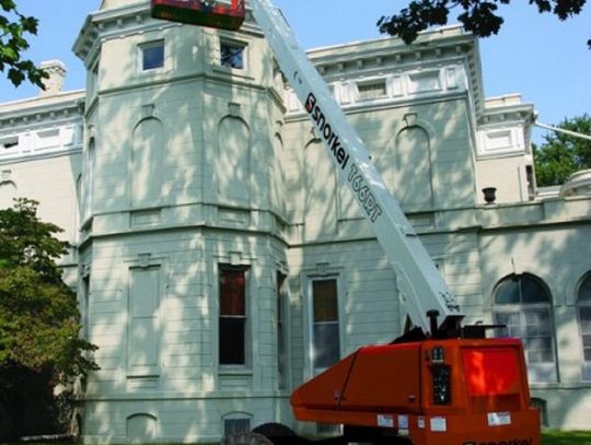 Jaka jest różnica między podnośnikiem przegubowym a wysięgnikiem teleskopowym?