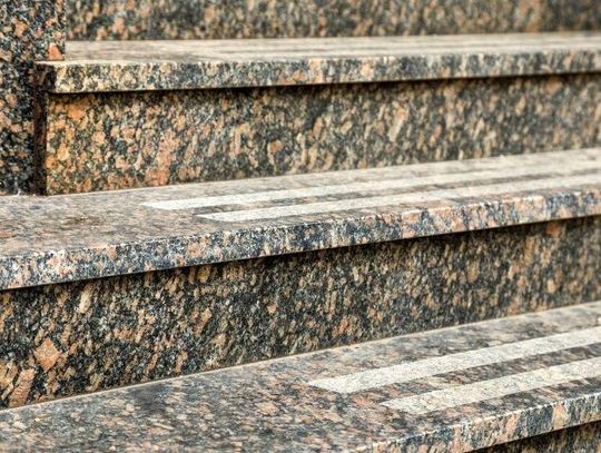 Jaki materiał najlepiej sprawdzi się na schody zewnętrzne z kamienia?