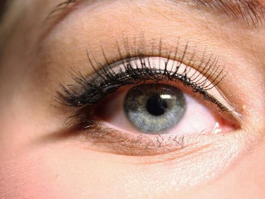 Jakie akcesoria do przedłużania rzęs musi mieć każda kobieta