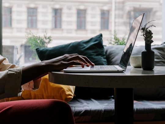 Jakie są główne korzyści z nauki języka angielskiego online z Languagebusiness?