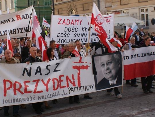 Jasne pytania w ciemności kłamstw, niedomówień i manipulacji