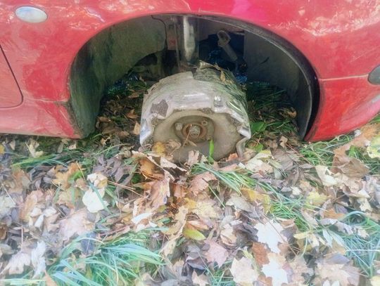 Jechał autem na feldze bez opony. Wydmuchał ponad dwa promile alkoholu!