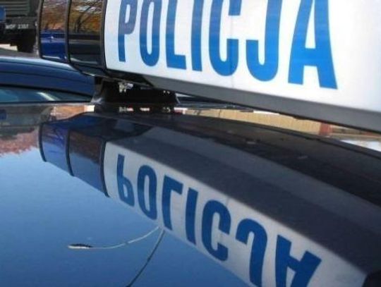 Jechał bez prawa jazdy i uderzył w drzewo. Ranny kierowca trafił do szpitala