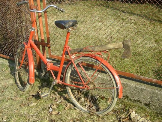 Jechał rowerem do pracy - na bani, z siekierą