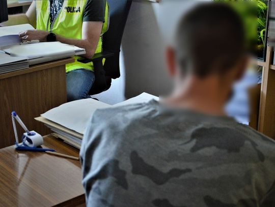 Jechał stanowczo za szybko, a na sygnał do kontroli zaczął uciekać! Do tego złamał zakaz sądowy...