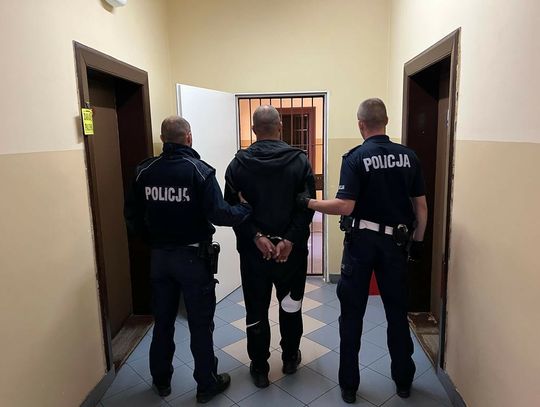 Jechał z wybitą szybą i podawał fałszywe dane. Był poszukiwany