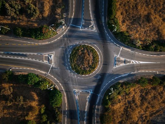 Jeden wypadł z drogi, a drugi zatrzymał się na środku ronda