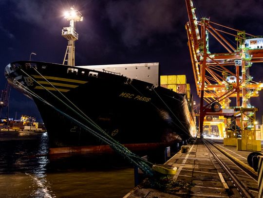 Jeden z największych kontenerowców świata w gdyńskim porcie 