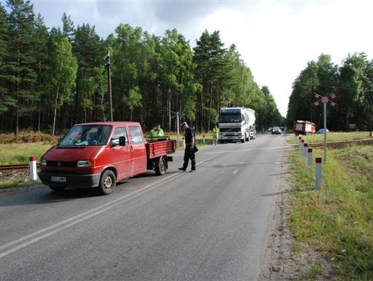 Jedna minuta do tragedii. WYPADEK PRZED PRZEJAZDEM KOLEJOWYM