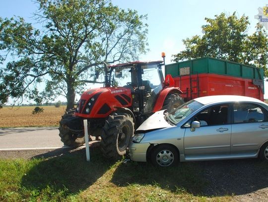 Jedna osoba ranna w zderzeniu ciągnika z Suzuki