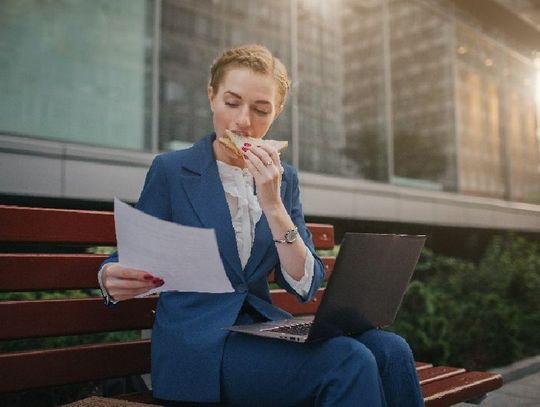 Jedzenie w pośpiechu: jakie są jego skutki?