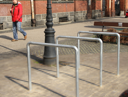 Już są! Nowe stojaki na rowery: przy poczcie, urzędzie oraz MOPS