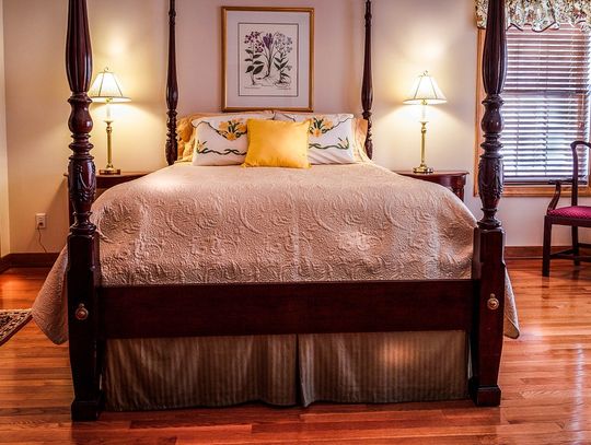 Kącik domowy. Narzuta na łóżko - detal robiący różnicę