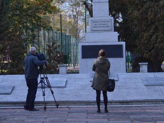 Kamery, policja i... nici z akcji. Więcej funkcjonariuszy niż zainteresowanych gwiazdą