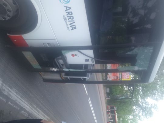 Kamień wybił szybę w autobusie linii nr "50". Pasażerowie aż podskoczyli...