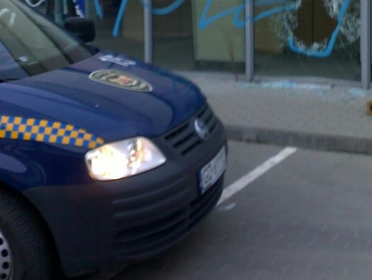 Kamieniami wybijali szyby w budynku stacji