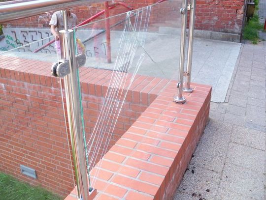 Kamieniem do sypialni. Chuligani na  Starówce